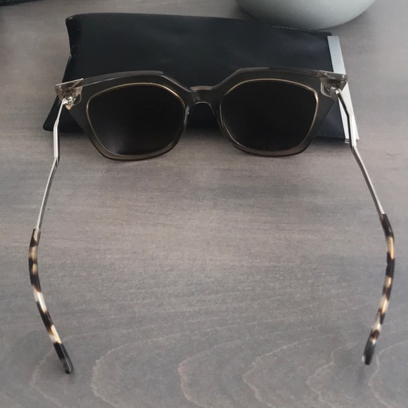 Authentic Fendi Cat eye sunglasses - Picture 6 of 6